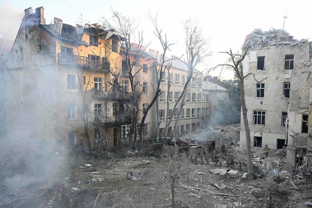 Krievijas radītie postījumi Ļvivā. Foto:  YURIY DYACHYSHYN / AFP