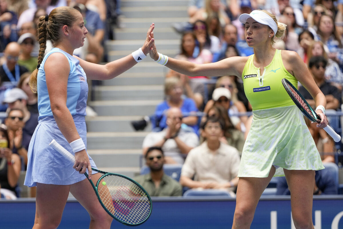 Aļona Ostapenko un Ludmila Kičenoka. Foto: scanpix/AP Photo/Kirsty Wigglesworth