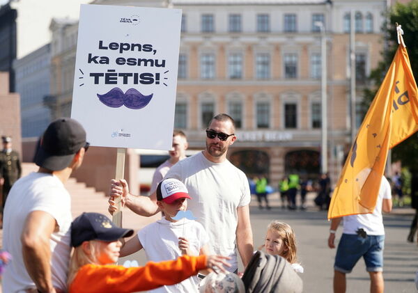 Tēva dienas gājiens ar saukli "Lepns, ka esmu tētis!". Foto: Paula Čurkste/LETA