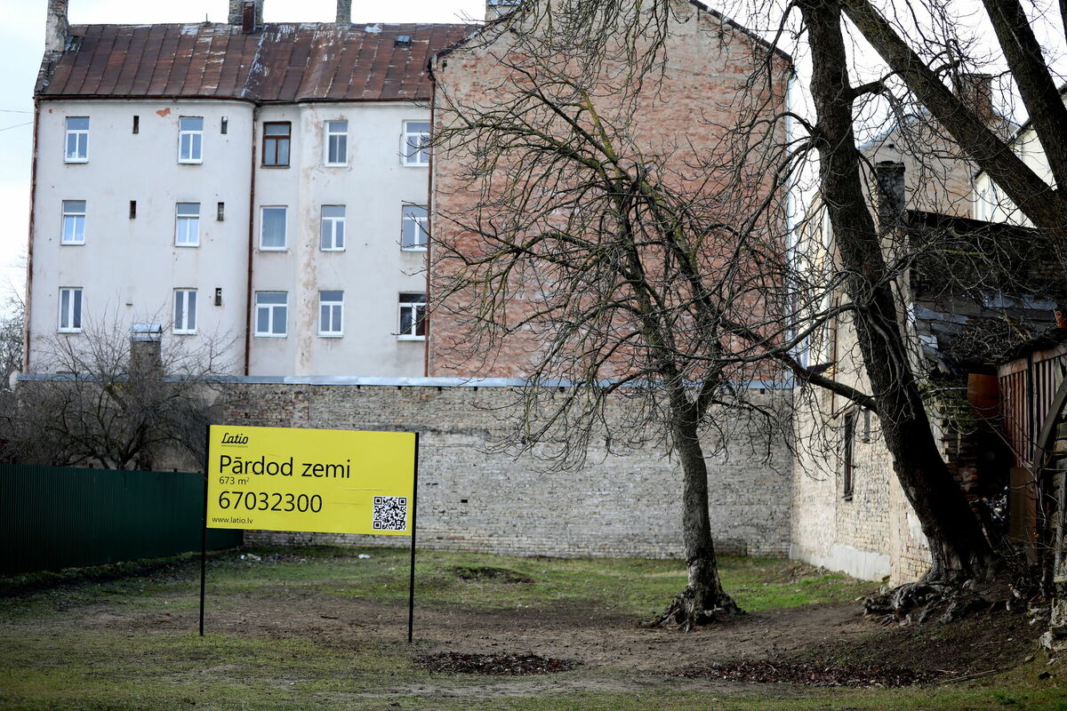 Reklāma "Pārdod zemi". Foto: Evija Trifanova/LETA