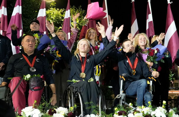 Latvijas paraolimpiešu svinīgā sagaidīšana pie Brīvības pieminekļa.  FOTO: Evija Trifanova/LETA