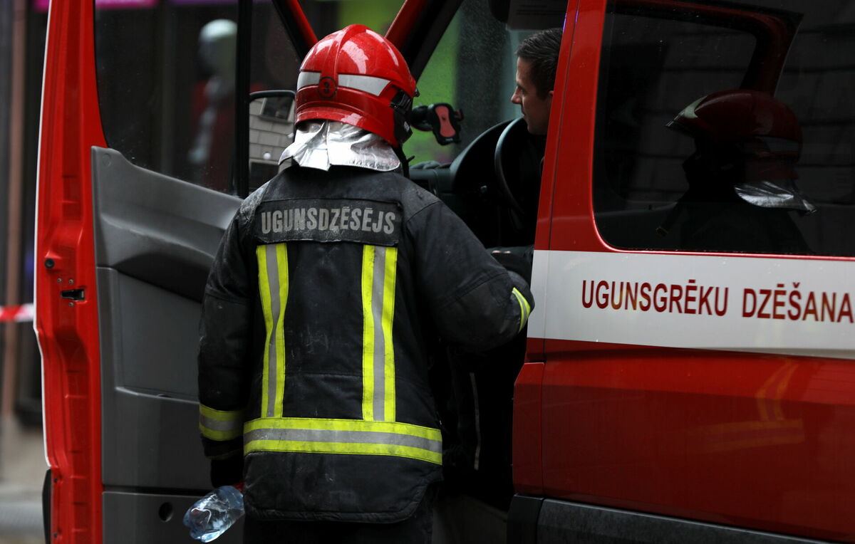 Ugunsdzēsēji. Foto: Evija Trifanova/LETA