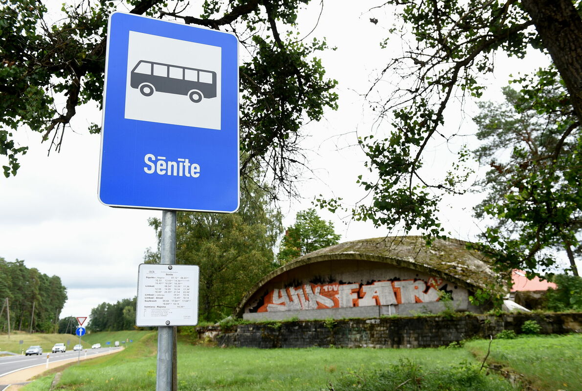 Autobusu pieturas zīme pie kādreizējā restorānu kompleksa "Sēnīte". Foto: Zane Bitere/LETA