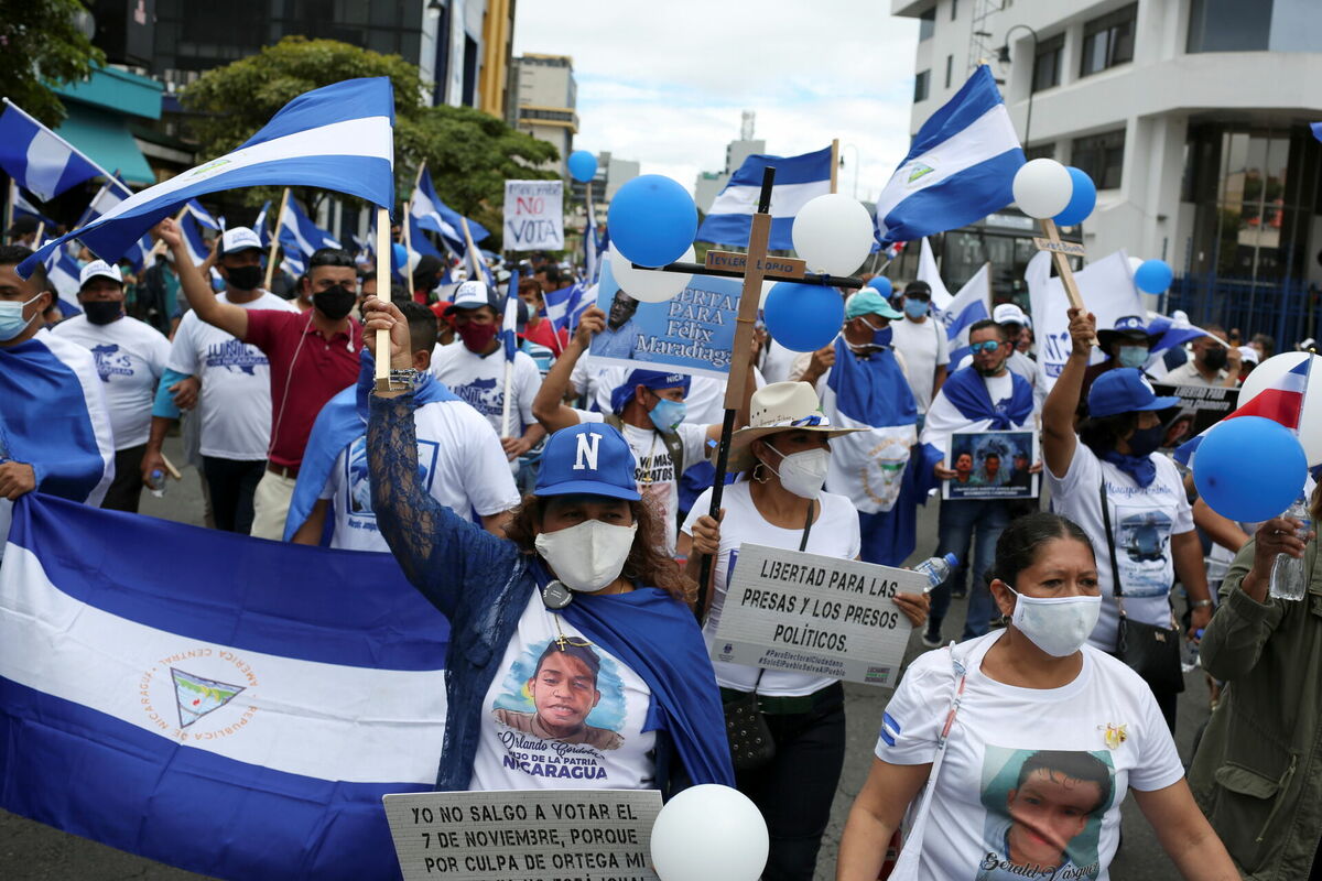 Nikaragvas iedzīvotāji protestē pret vēlēšanu rezultātiem. Foto: REUTERS/Mayela Lopez