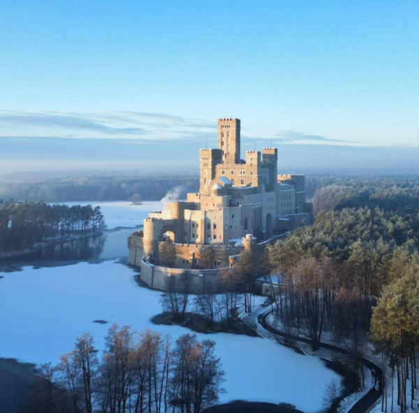 Stobņicas pils. Foto: Ekrānuzņēmums/stobnica.zamek/Instagram