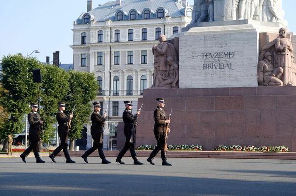 Pie Brīvības pieminekļa notiek svinīga ceremonija, kurā 58 jaunie Valsts aizsardzības dienesta otrā iesaukuma karavīri tiek iesvētīti Godasardzes rotā.  Foto:  Ieva Leiniša/LETA