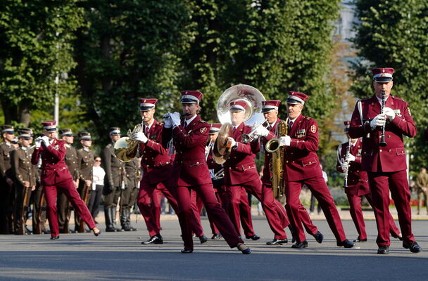 Pie Brīvības pieminekļa notiek svinīga ceremonija, kurā 58 jaunie Valsts aizsardzības dienesta otrā iesaukuma karavīri tiek iesvētīti Godasardzes rotā.  Foto:  Ieva Leiniša/LETA