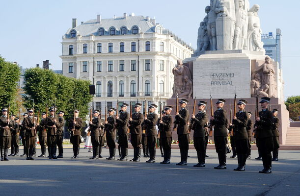 Pie Brīvības pieminekļa notiek svinīga ceremonija, kurā 58 jaunie Valsts aizsardzības dienesta otrā iesaukuma karavīri tiek iesvētīti Godasardzes rotā.  Foto:  Ieva Leiniša/LETA