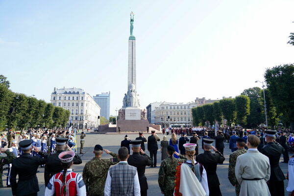 Pie Brīvības pieminekļa notiek svinīga ceremonija, kurā 58 jaunie Valsts aizsardzības dienesta otrā iesaukuma karavīri tiek iesvētīti Godasardzes rotā.  Foto:  Ieva Leiniša/LETA