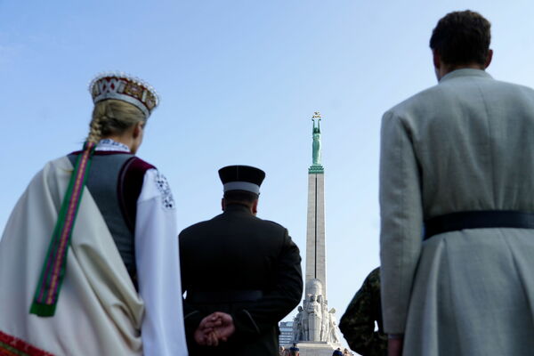 Pie Brīvības pieminekļa notiek svinīga ceremonija, kurā 58 jaunie Valsts aizsardzības dienesta otrā iesaukuma karavīri tiek iesvētīti Godasardzes rotā.  Foto:  Ieva Leiniša/LETA