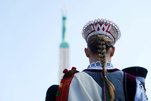 Pie Brīvības pieminekļa notiek svinīga ceremonija, kurā 58 jaunie Valsts aizsardzības dienesta otrā iesaukuma karavīri tiek iesvētīti Godasardzes rotā.  Foto:  Ieva Leiniša/LETA