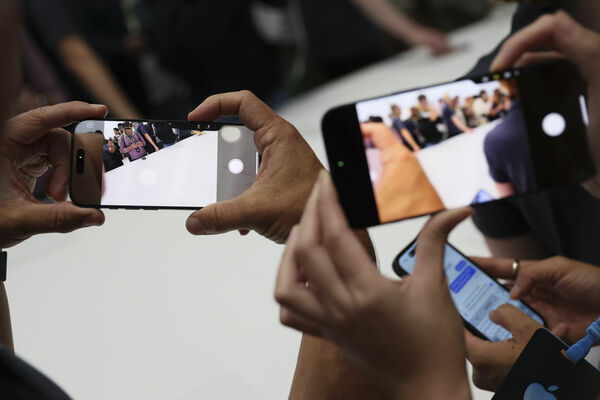 Jaunie "iPhone". Foto: AP Photo/Juliana Yamada