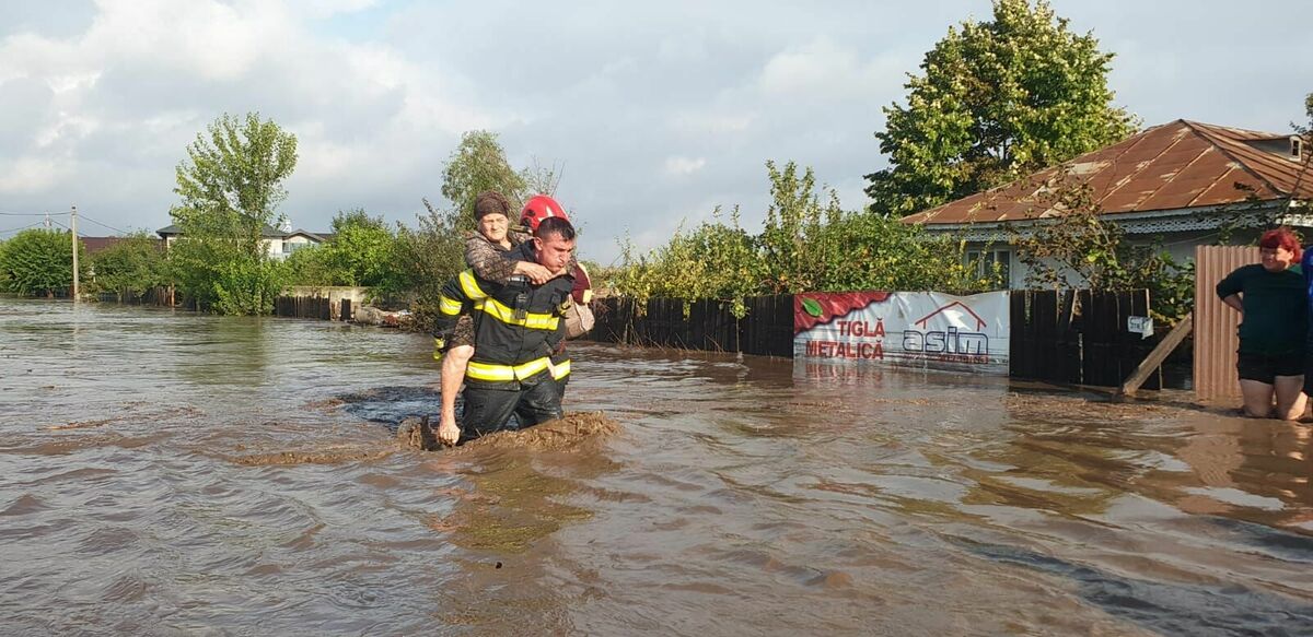 Rumānijas glābšanas dienesti izglābuši desmitiem cilvēku. Foto: Ekrānuzņēmums no "X"