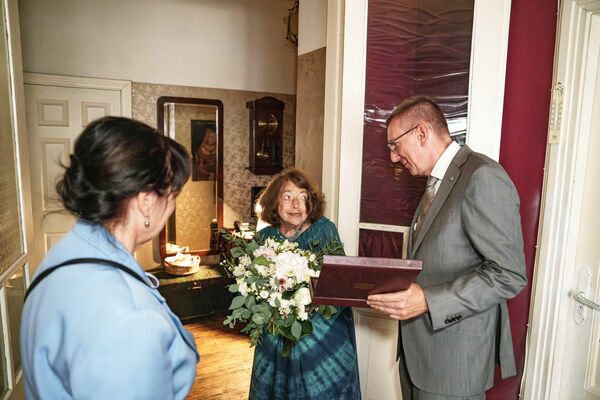 Prezidents sveic mākslinieci. Foto: Valsts prezidenta kanceleja