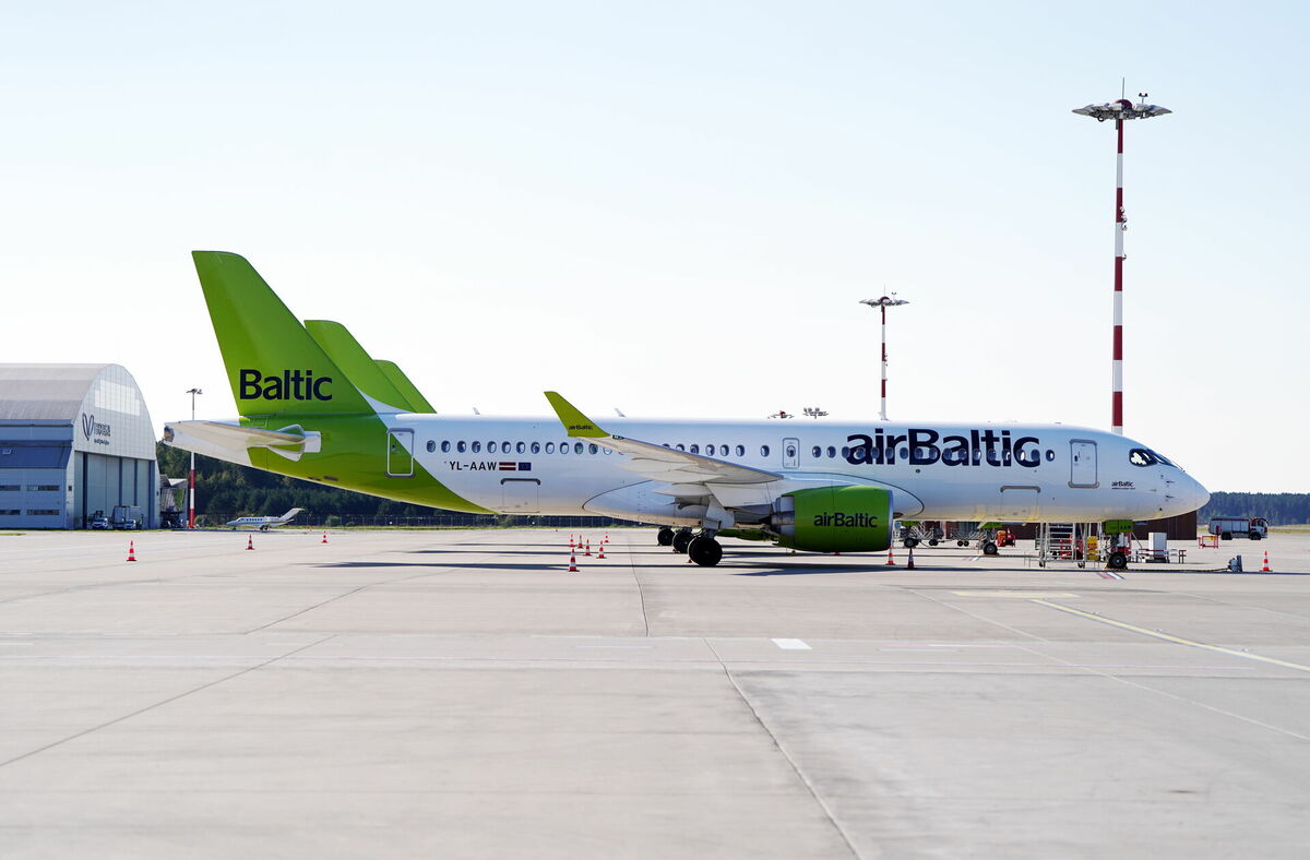 "airBaltic" lidmašīna Starpautiskās lidostas "Rīga" lidlaukā. Foto: Ieva Leiniša/LETA