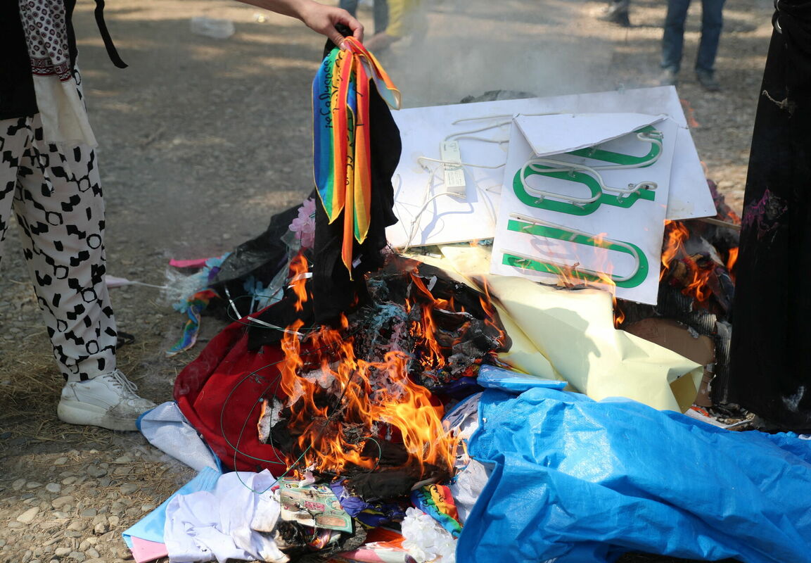 Protestētāji praida laikā Tbilisi dedzina LGBTQ simbolus. Foto: REUTERS/Irakli Gedenidze/Scanpix