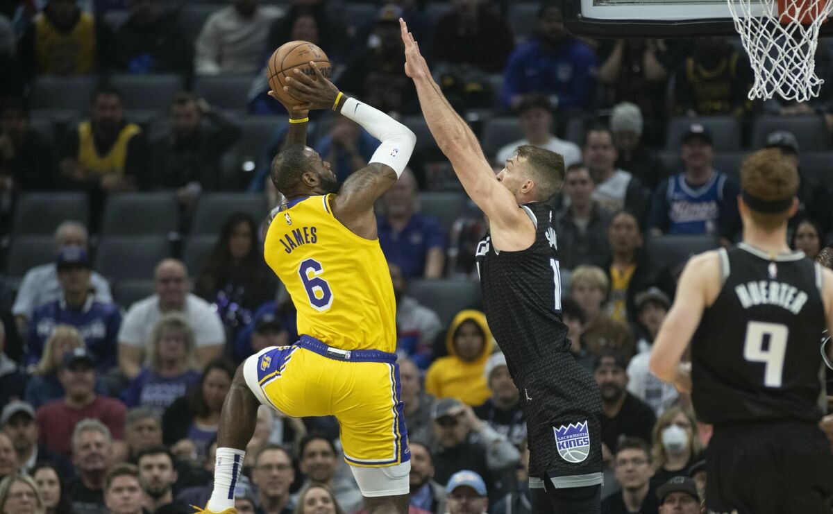 Lebrons Džeimss un Domants Sabonis. Foto: AP Photo/José Luis Villegas/Scanpix