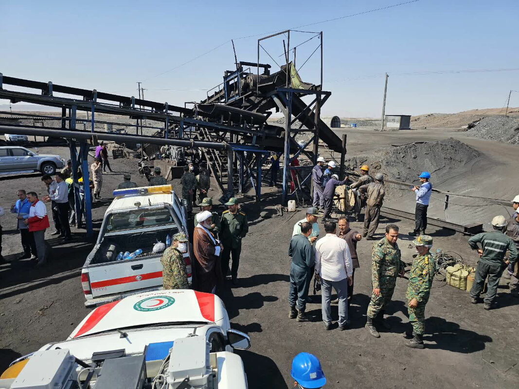 Eksplozija ogļu raktuvēs. Foto: Scanpix/EPA/IRANIAN RED CRESCENT SOCIETY 