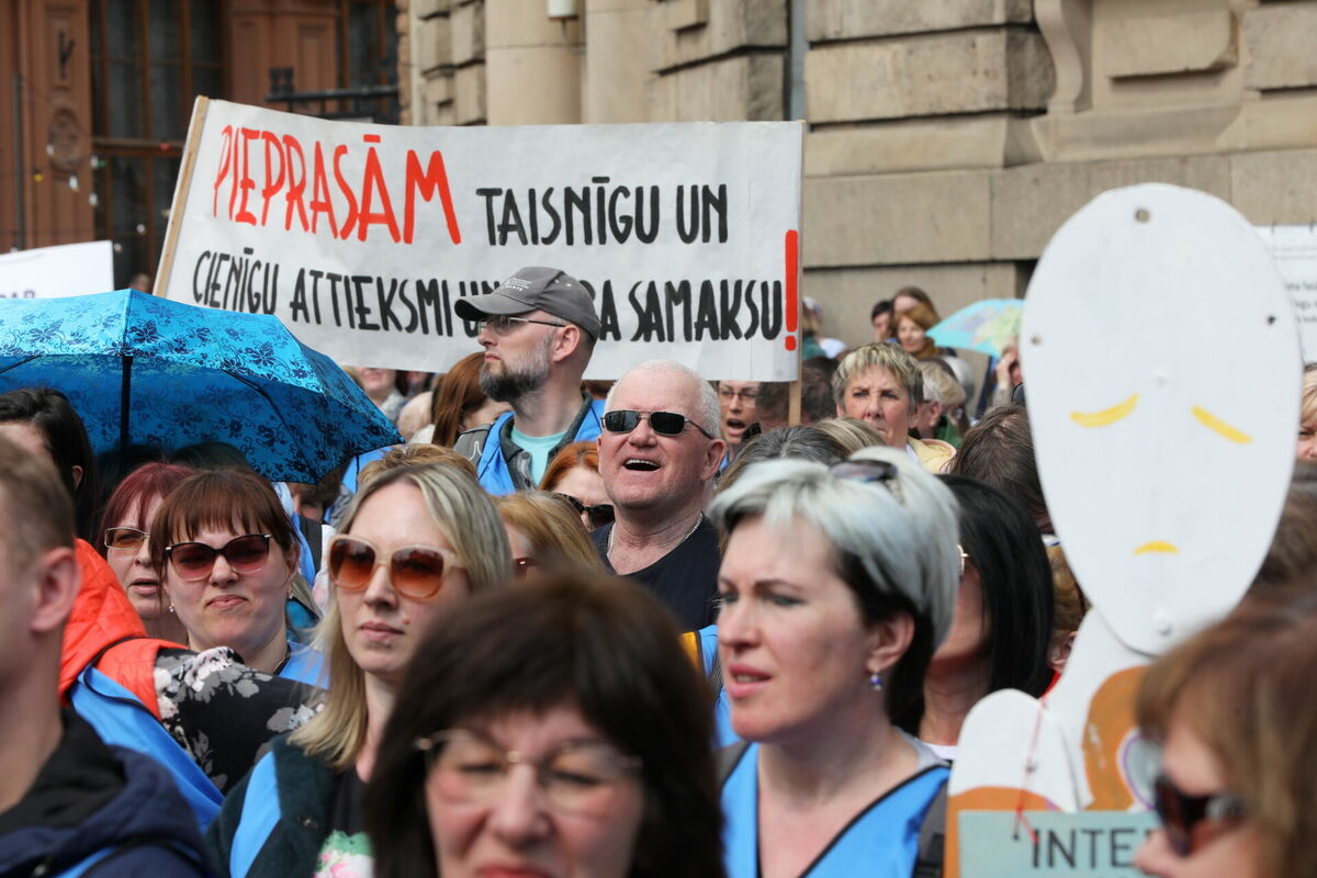 Latvijas Izglītības un zinātnes darbinieku arodbiedrības rīkotais pedagogu un mediķu protesta gājiens no Latvijas Brīvo Arodbiedrību savienības ēkas līdz Doma laukumam 2023. gada aprīlī. Foto: Evija Trifanova/LETA