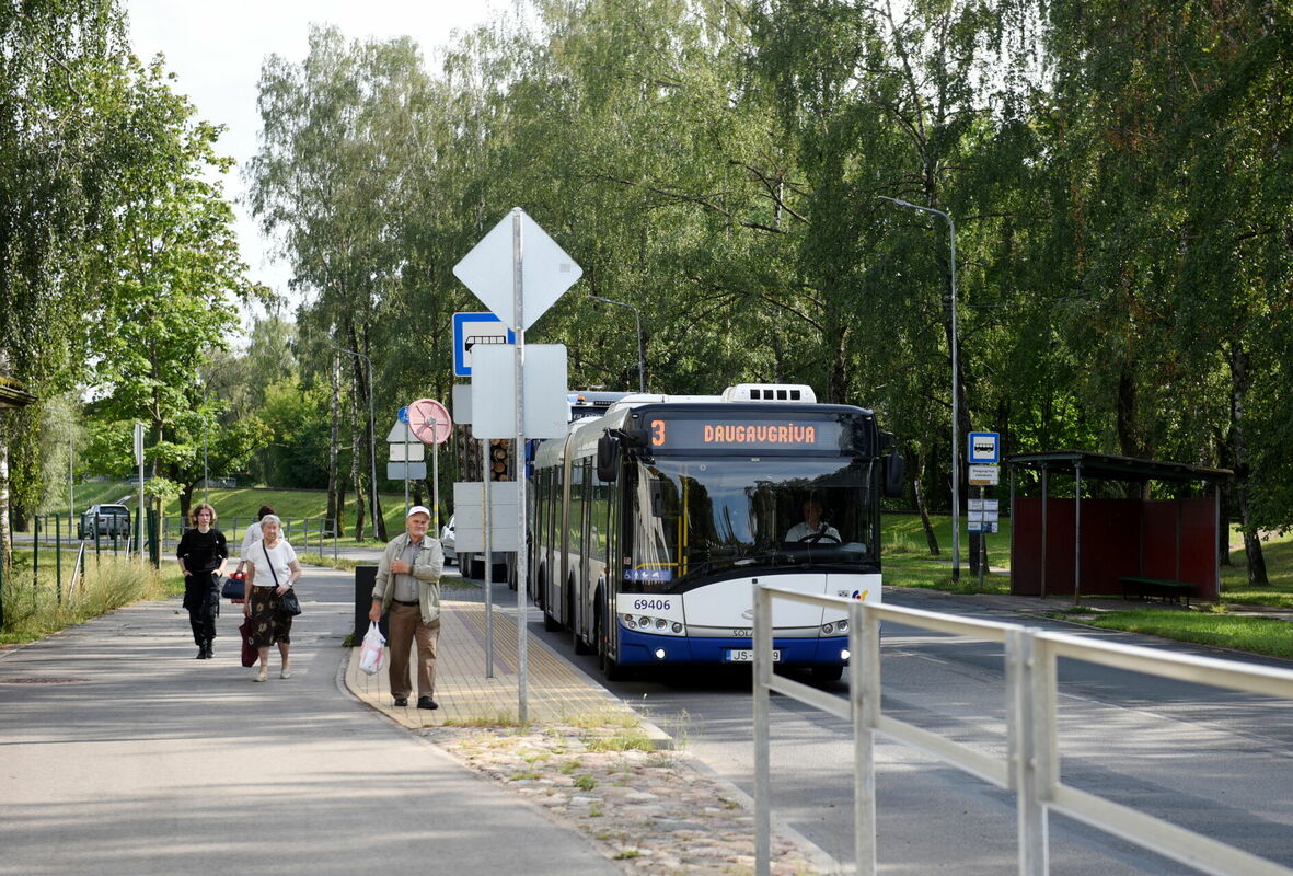 3. autobuss sabiedriskā transporta pieturvietā. Foto: Zane Bitere/LETA