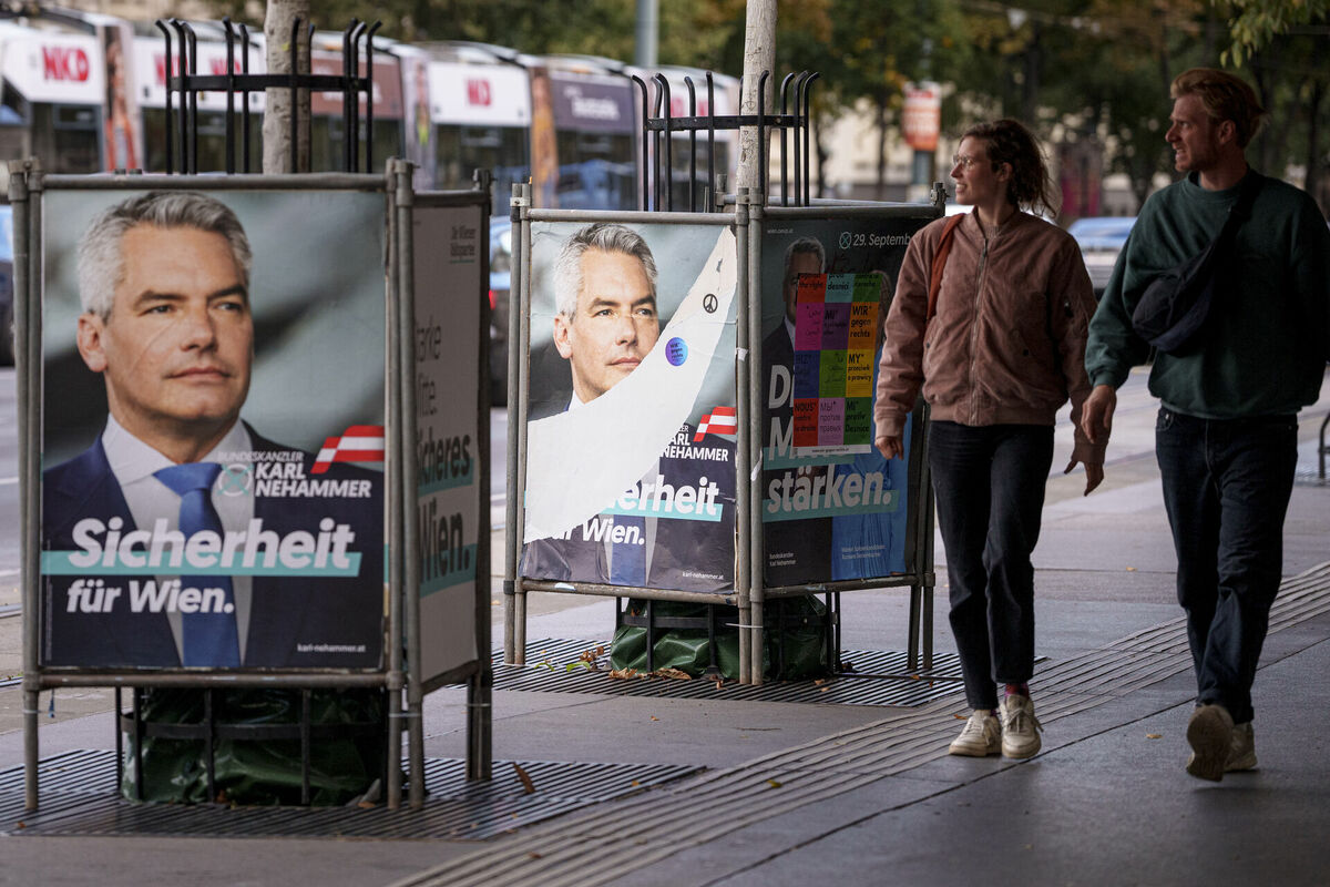 Politiskās reklāmas Austrijas galvaspilsētā Vīnē. Foto: AP Photo/Andreea Alexandru