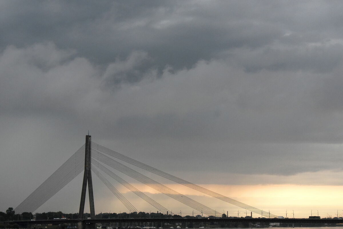 Negaisa mākoņi un Vanšu tilts. Foto: Zane Bitere/LETA