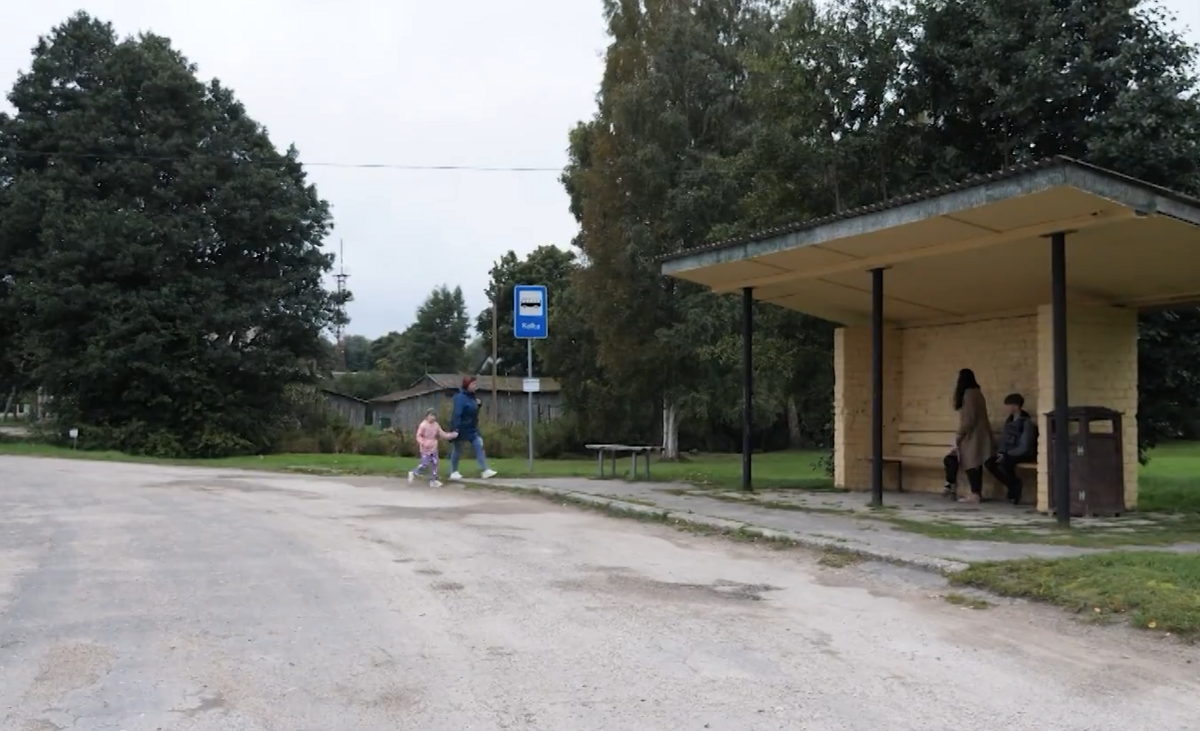 Autobusa pietura. Foto: Ekrānšāviņš no video