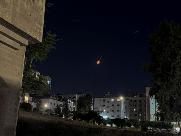 Raķešu uzbrukums izraēlā. Foto: scanpix/REUTERS/Jehad Shelbak