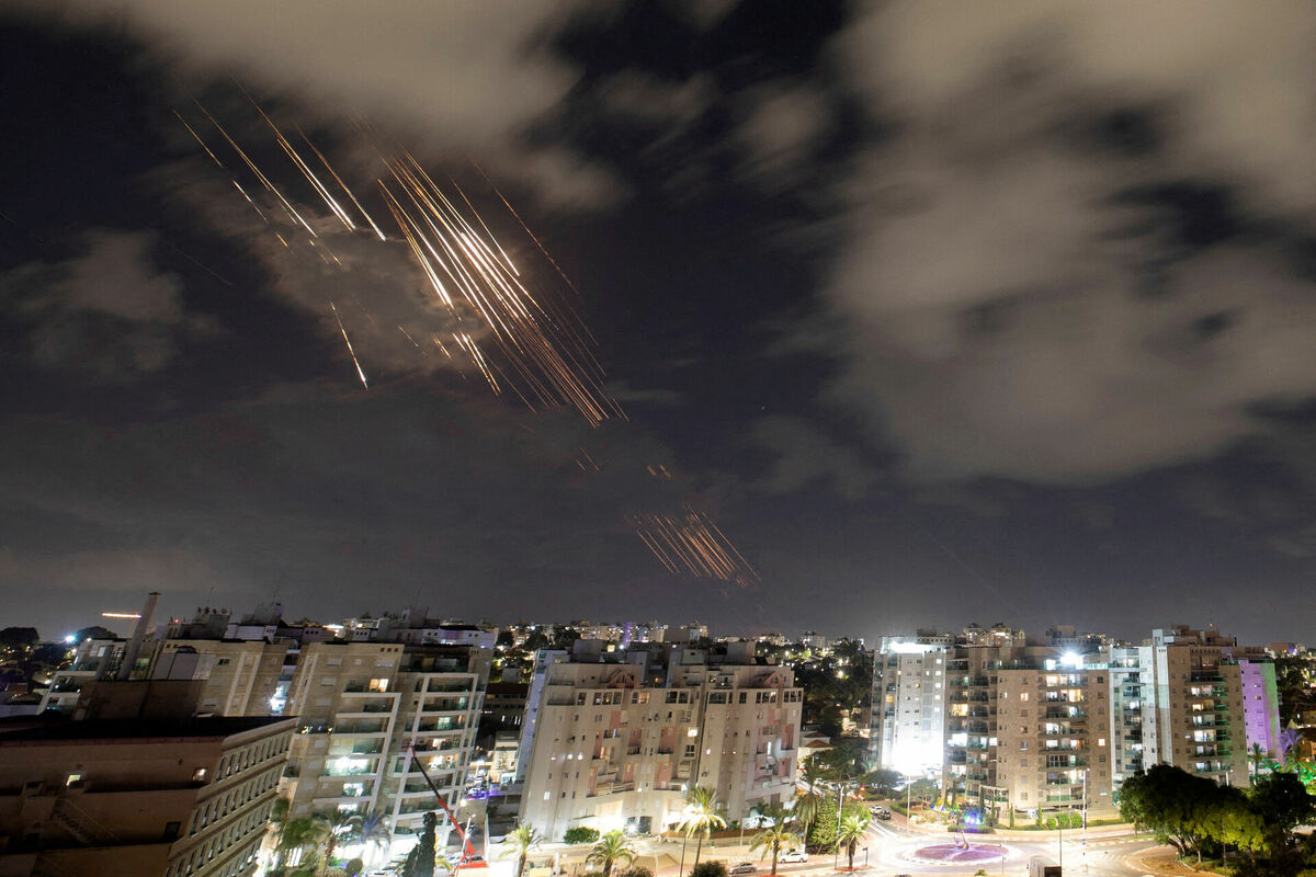 Irānas raidītās raķetes Izraēlas virzienā. Foto: REUTERS/Amir Cohen