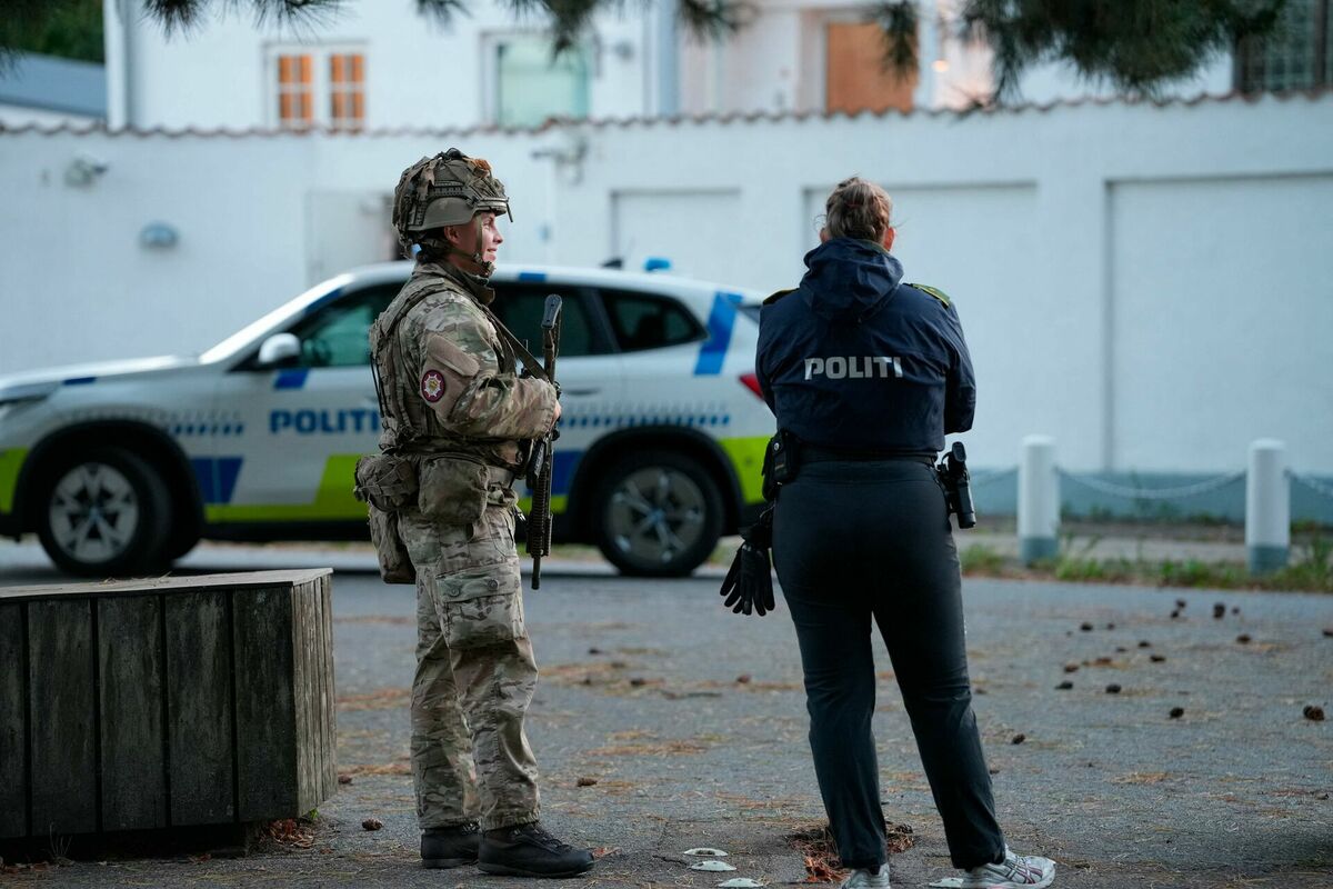 Policisti pie Izraēlas vēstniecības Dānijas galvaspilsētā Kopenhāgenā. Foto: Emil Helms / Ritzau Scanpix / AFP