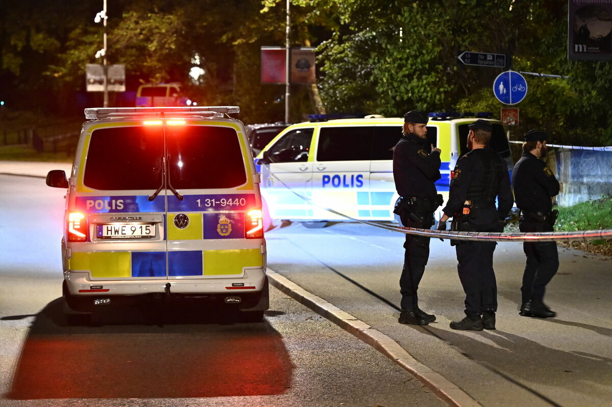 Policisti pie Izraēlas vēstniecības Zviedrijas galvaspilsētā Stokholmā. Foto: EPA/ANDERS WIKLUND