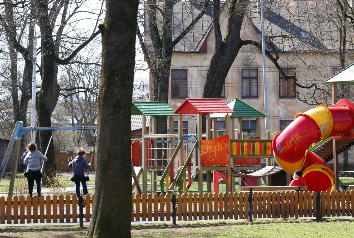 Bērni šūpojas bērnu rotaļu laukuma šūpolēs. Foto: Paula Čurkste/LETA