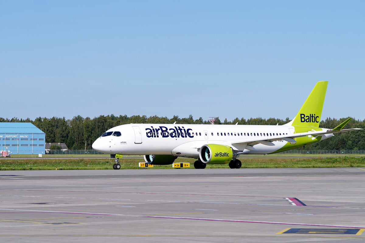 "airBaltic" lidmašīna Starpautiskās lidostas "Rīga" lidlaukā. Foto: Ieva Leiniša/LETA