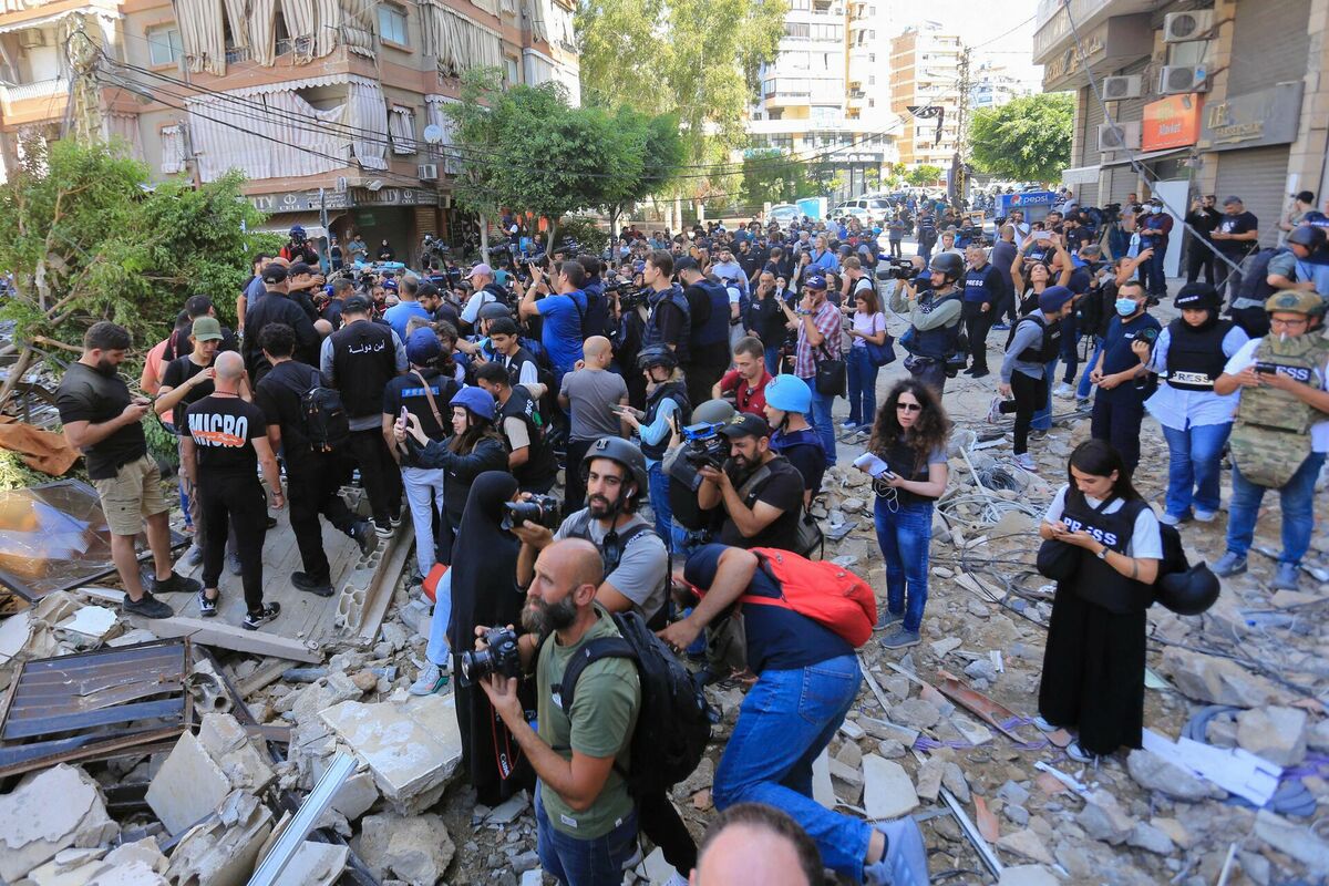 Žurnālisti Libānas galvaspilsētā Beirūtā ziņo par Izraēlas gaisa triecienu postījumiem. Foto: AFP/Scanpix