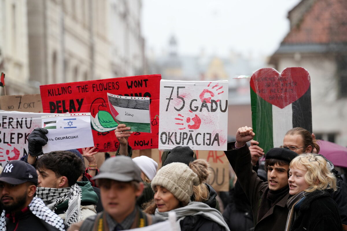 Rīgā aktīvistu grupa dodas gājienā, lai paustu atbalstu Palestīnai šī gada februārī. Foto: Evija Trifanova/LETA