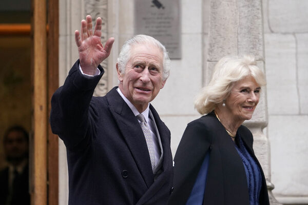 Karalis Čārlzs un karaliene konsolrte Kamilla. Foto: AP Photo/Alberto Pezzali