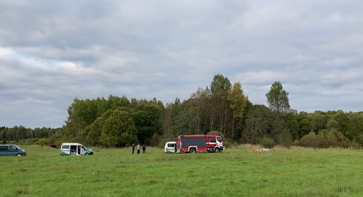 Klaipēdas reģionā Lietuvā avarējis paraplāns. Foto: Ekrānuzņēmums no "15min.lt" videoklipa