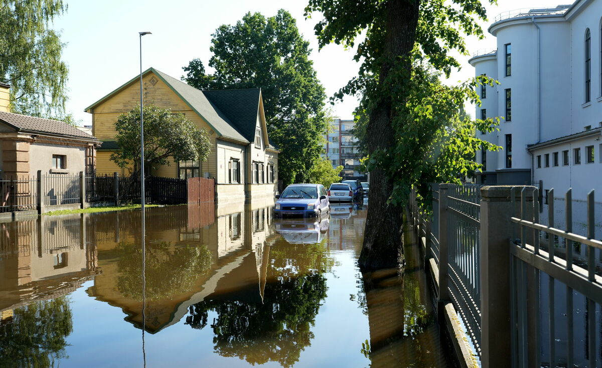 Pēc 29. jūlija vētras applūdusi iela Jelgavā. Foto: Evija Trifanova/LETA