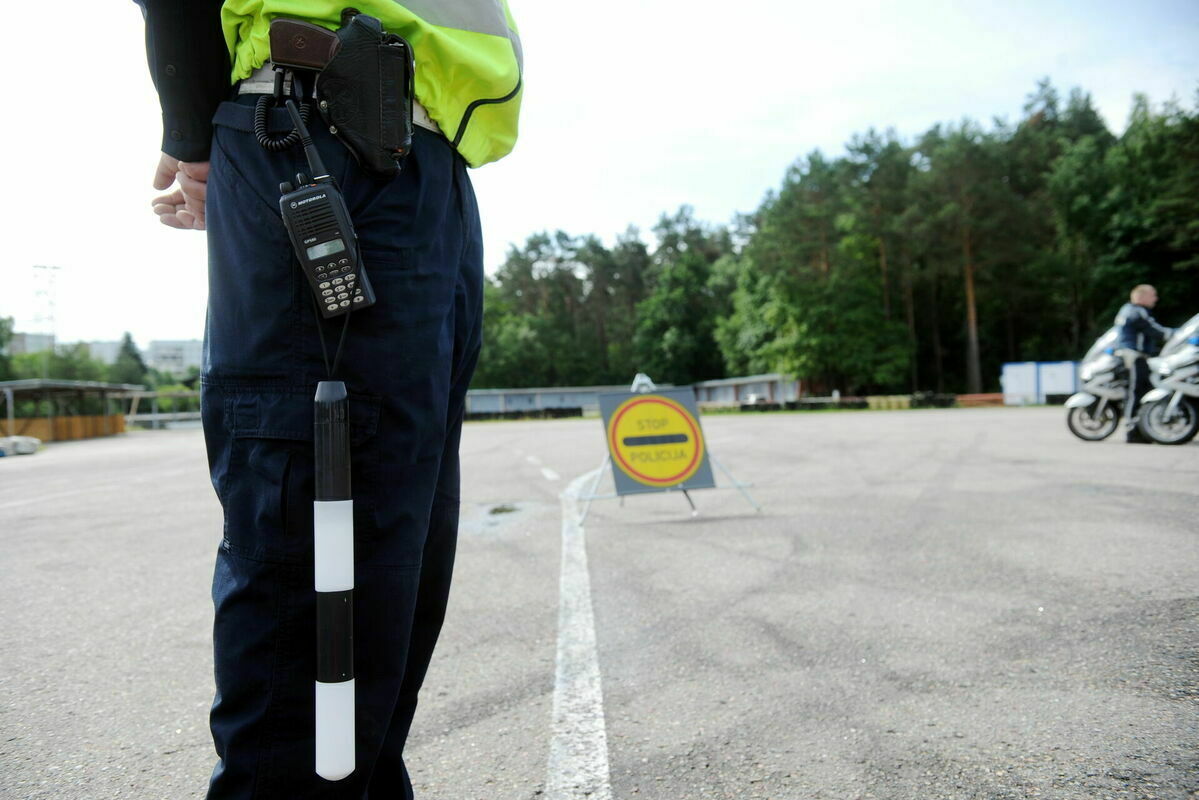 Policists ar zizli un alkometru. Foto: Edijs Pālens/LETA