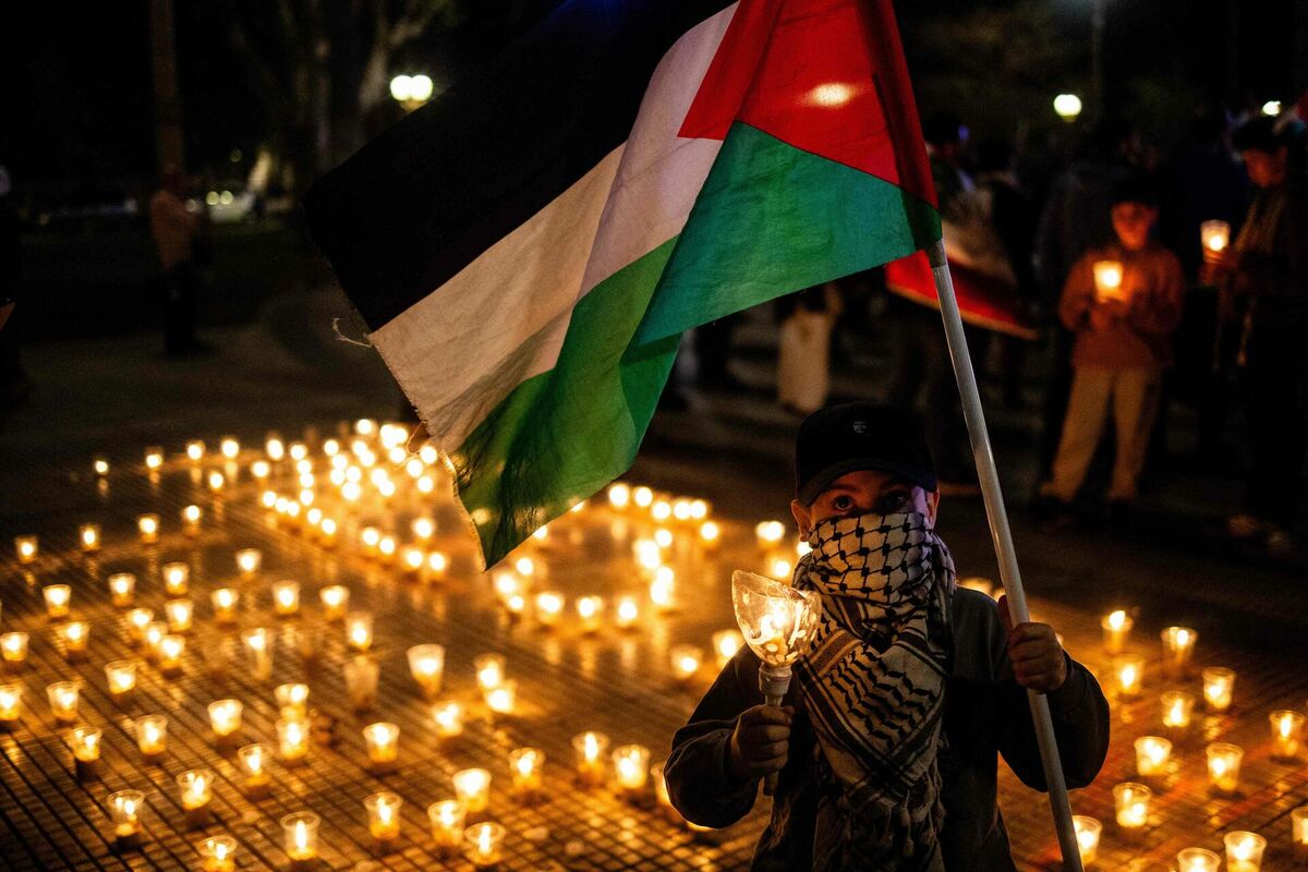 Bērns ar Palestīnas karogu piemiņas pasākumā. Foto: TOMAS CUESTA / AFP