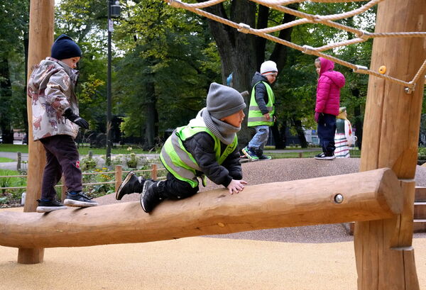 Jaunatklātā tautasdziesmu motīvos veidotā bērnu rotaļu laukuma atklāšanas pasākums Viesturdārzā. Foto: Edijs Pālens/LETA