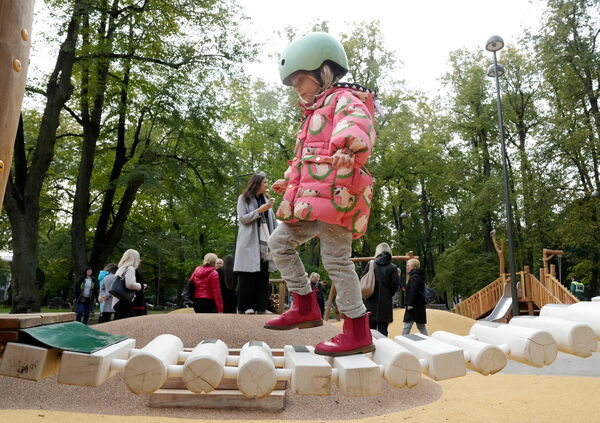 Jaunatklātā tautasdziesmu motīvos veidotā bērnu rotaļu laukuma atklāšanas pasākums Viesturdārzā. Foto: Edijs Pālens/LETA