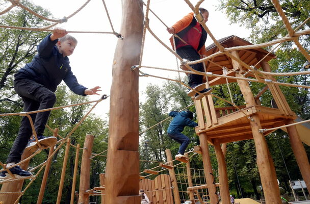 Jaunatklātā tautasdziesmu motīvos veidotā bērnu rotaļu laukuma atklāšanas pasākums Viesturdārzā. Foto: Edijs Pālens/LETA