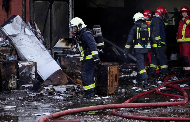 Ugungsrēka seku likvidēšana noliktavu teritorijā Cesvaines ielā. Foto: Lita Millere/LETA