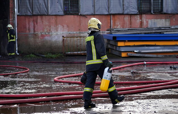 Ugungsrēka seku likvidēšana noliktavu teritorijā Cesvaines ielā. Foto: Lita Millere/LETA