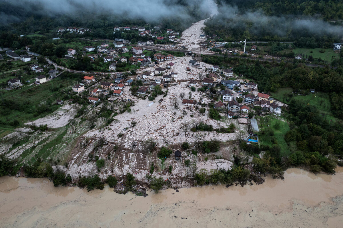 Plūdu un zemes nogruvumu radītie postījumi Bosnijā un Hercegovinā. Foto: REUTERS/Marko Djurica