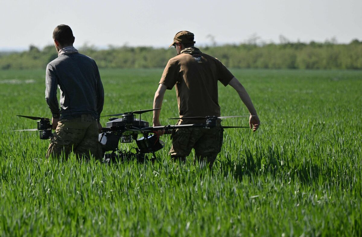 Ukraiņu armijnieki operē ar dronu. Foto: Genya SAVILOV / AFP