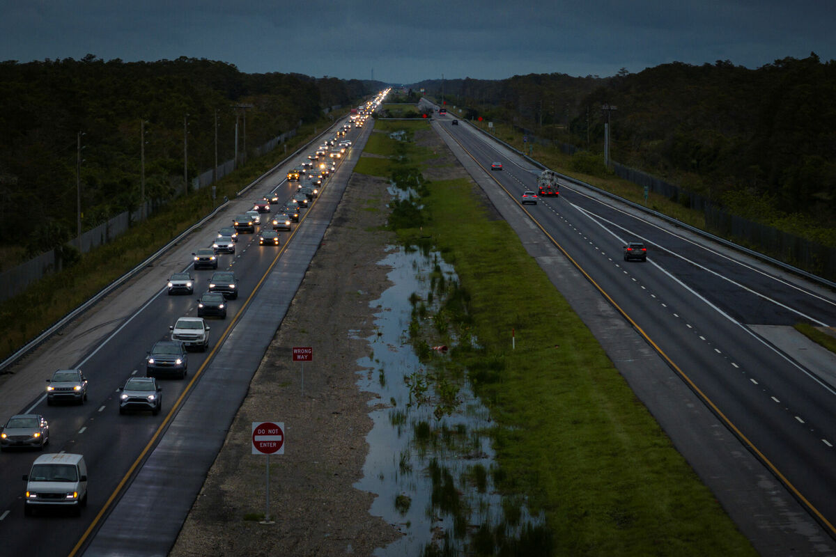 Cilvēki Floridas štatā ASV bēg no gaidāmās viesuļvētras "Miltons". Foto: REUTERS/Marco Bello