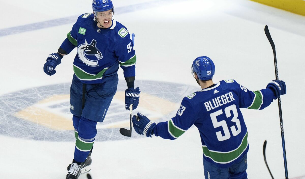 Teodors Bļugers atzīmē vārtu guvumu. Foto: Ethan Cairns/The Canadian Press/AP/Scanpix