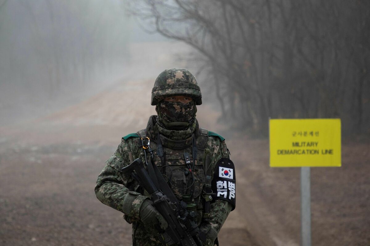 Dienvidkorejas robežsargs uz Dienvidkorejas - Ziemeļkorejas robežas. Foto: Yelim LEE / AFP